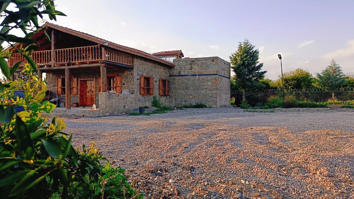 Bahçenin içindeki taş evin dış görünümü