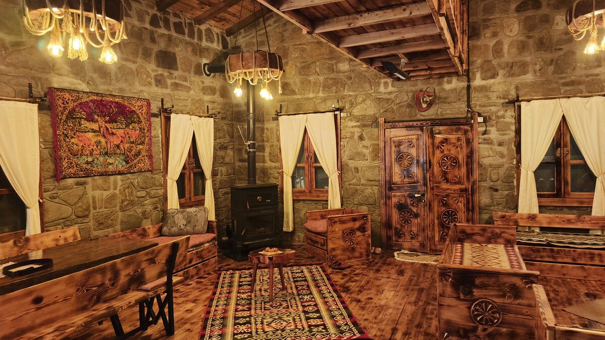 Taş evin sıcak iç mekânı